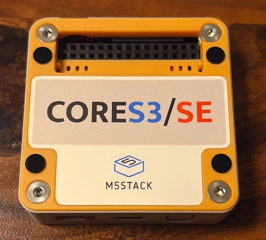 M5Stack CoreS3 SE の裏蓋を外す様子